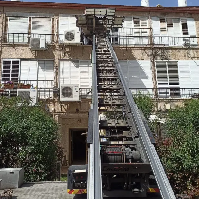 סולם המנוף צמוד למרפסות של בניין ישן