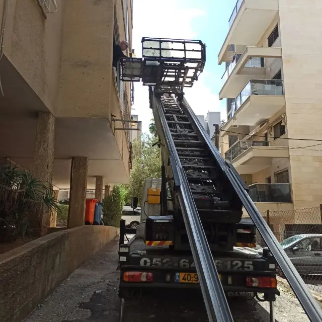 המנוף במבט מאחור, הסולם עולה לאורך בניין